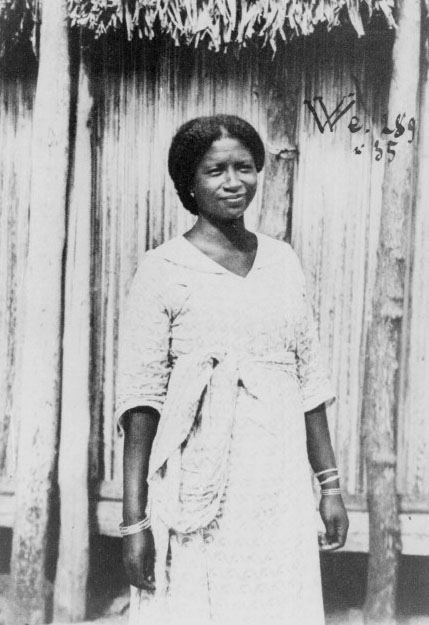 Antambahoaka woman around 1908